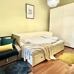 Cozy Eden Residency - - Steps To Main Attractions *